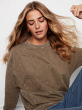 long sl top w flower applique-C1417