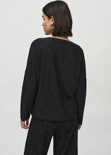 V nk sweater with sparkle. 244921F25-blk