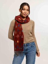 red christmas tree scarf-625409-360