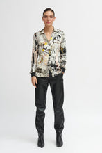 newsprint blouse in viscose stretch-Calista
